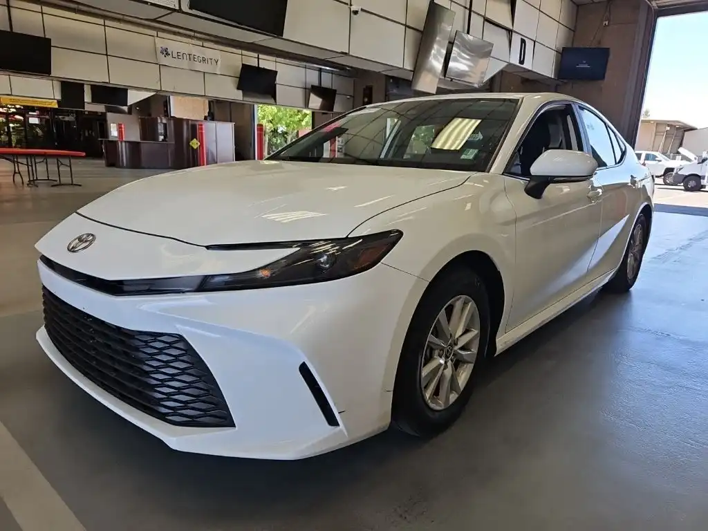 2025 Toyota Camry LE Hybrid's photo
