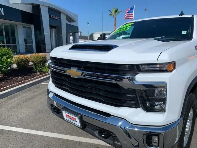 2025 Chevrolet Silverado HD LT 4WD Crew Cab Standard Box photo 3