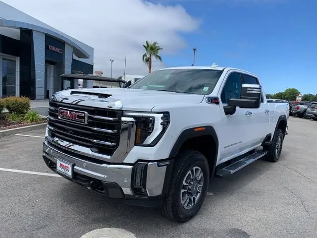 2026 GMC Sierra 4WD Crew Cab Standard Box SLT photo 3