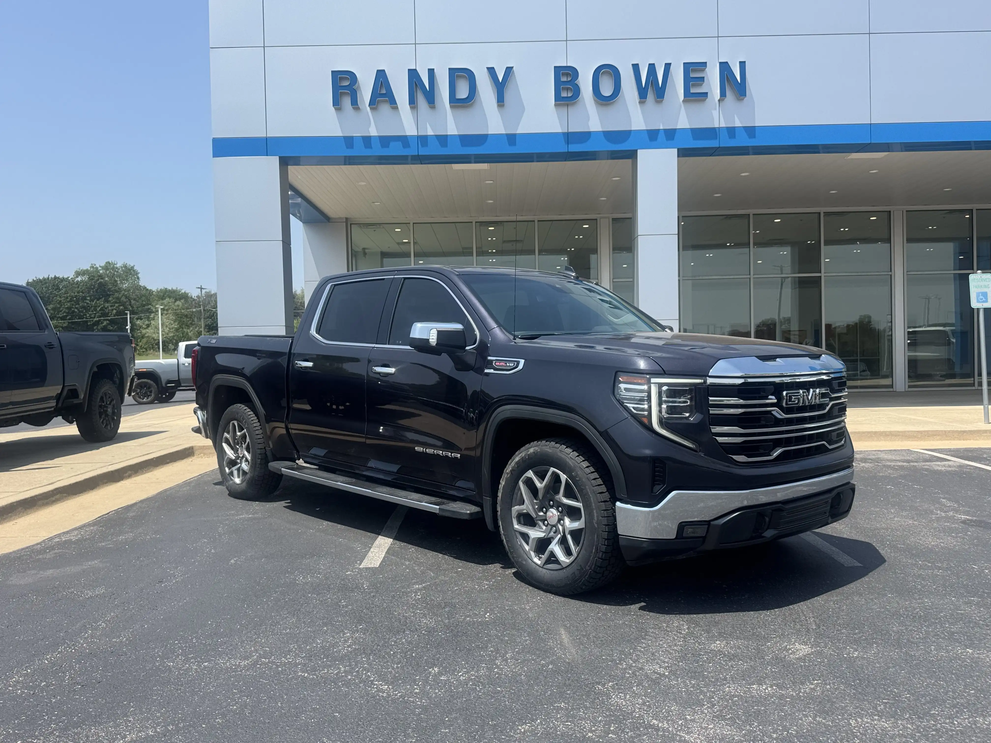 2023 GMC Sierra 4WD Crew Cab Short Box SLT's photo