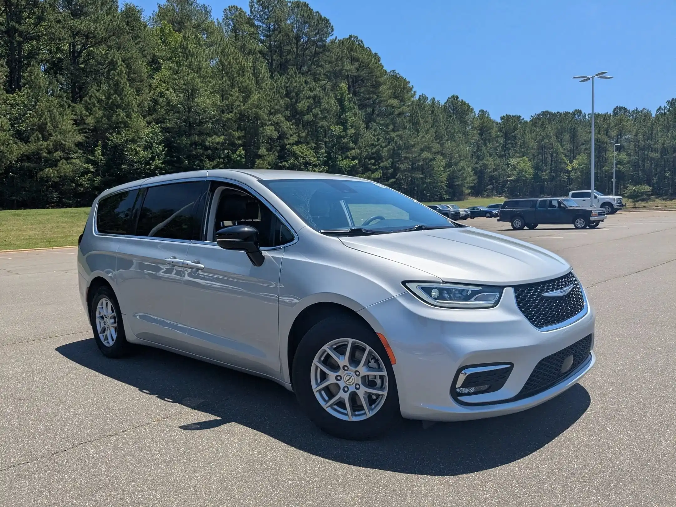 2024 Chrysler Pacifica Touring L's photo