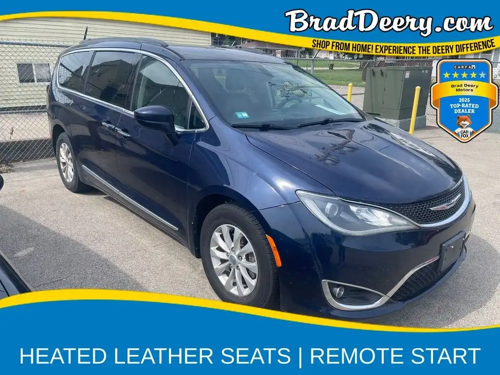 2017 Chrysler Pacifica Touring-L's photo