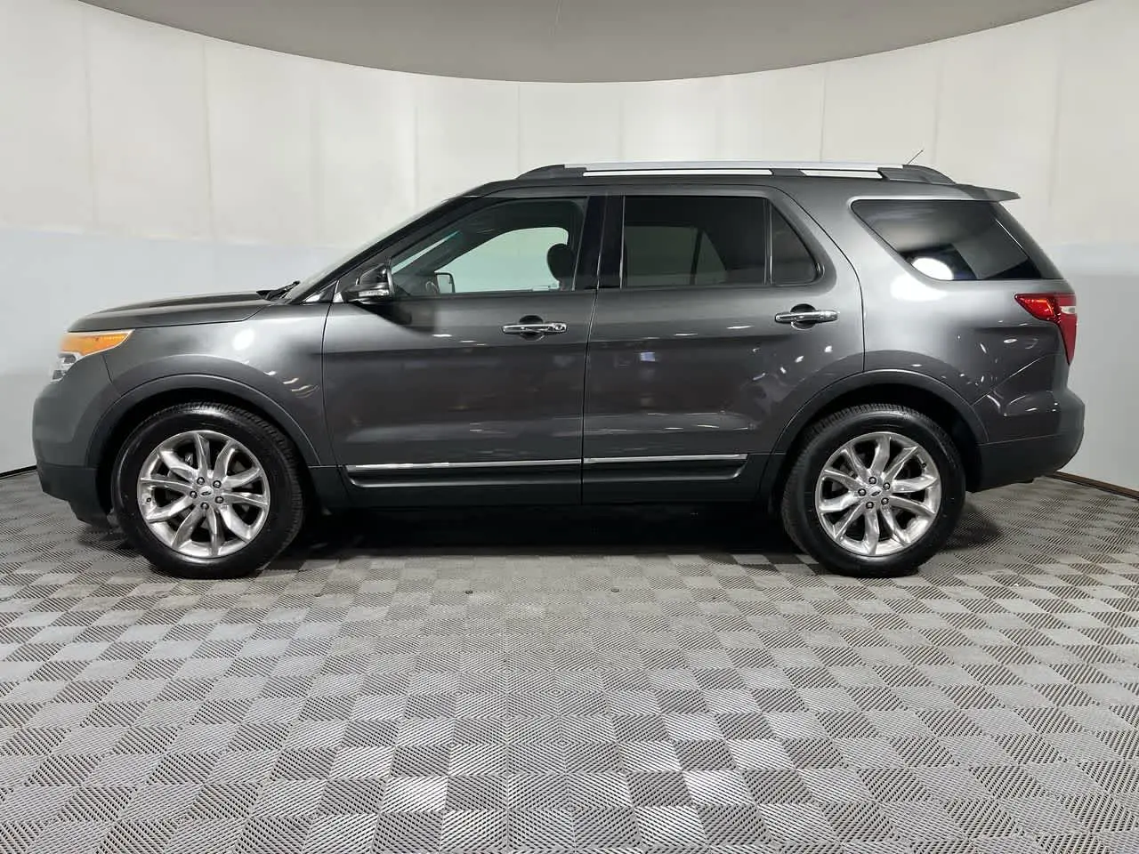 2015 Ford Explorer XLT 4x4 photo 5