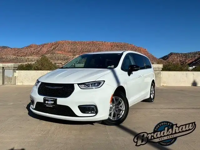 2024 Chrysler Pacifica Touring L's photo