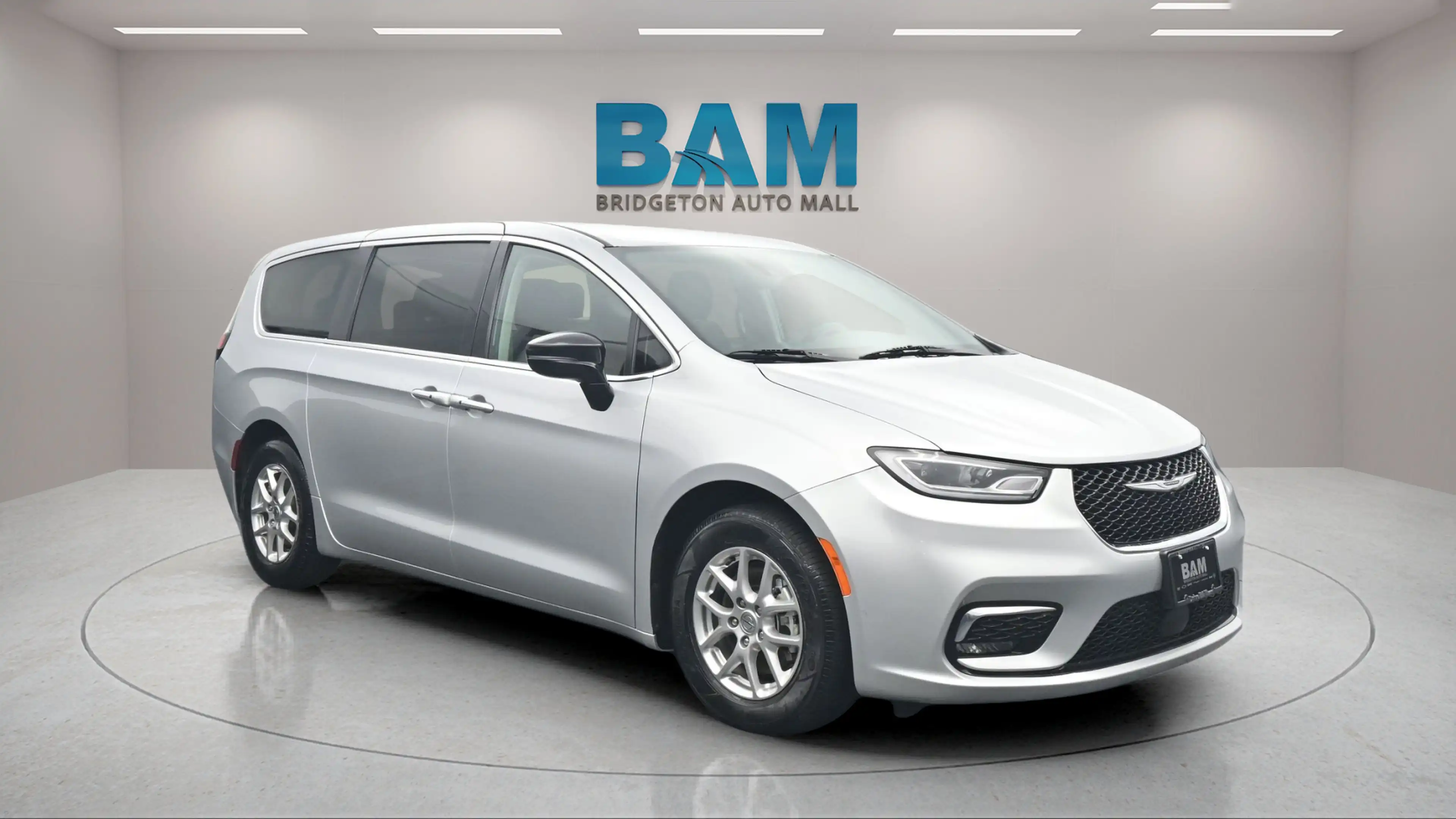 2024 Chrysler Pacifica Touring L's photo