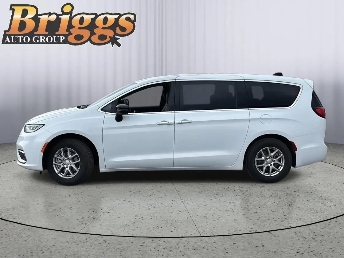 2026 Chrysler Pacifica Select photo 3