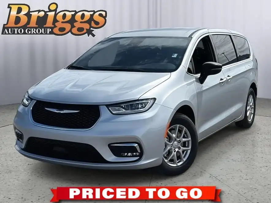 2026 Chrysler Pacifica Select's photo