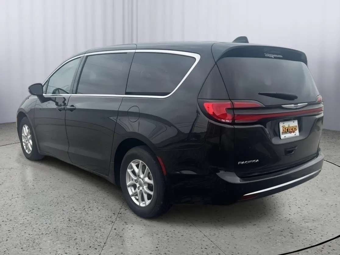 2023 Chrysler Pacifica Touring L photo 4
