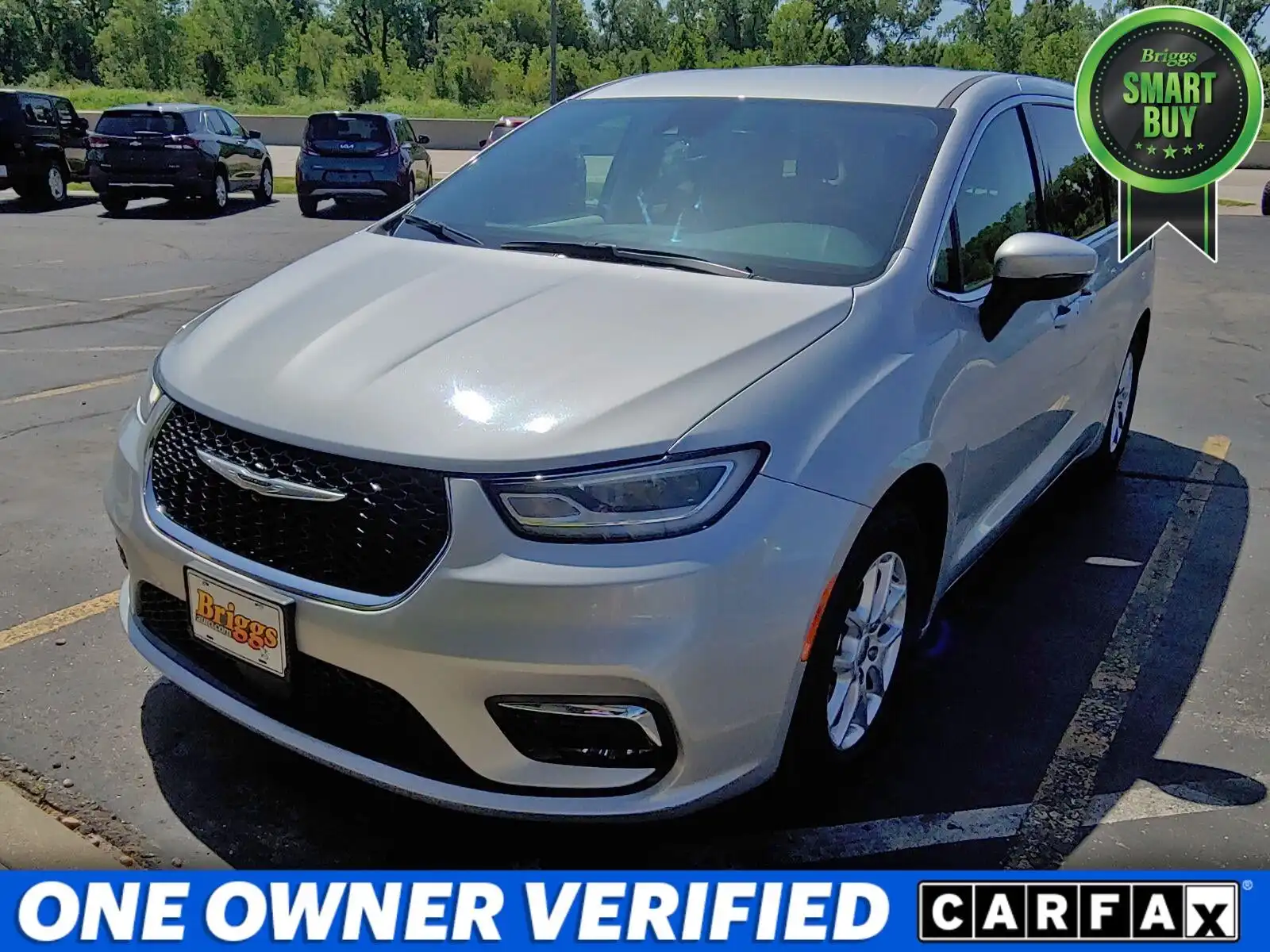 2023 Chrysler Pacifica Touring L's photo