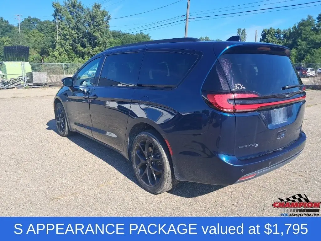 2023 Chrysler Pacifica Limited AWD photo 3