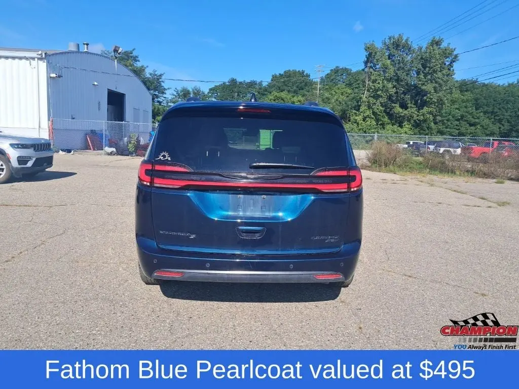 2023 Chrysler Pacifica Limited AWD photo 4