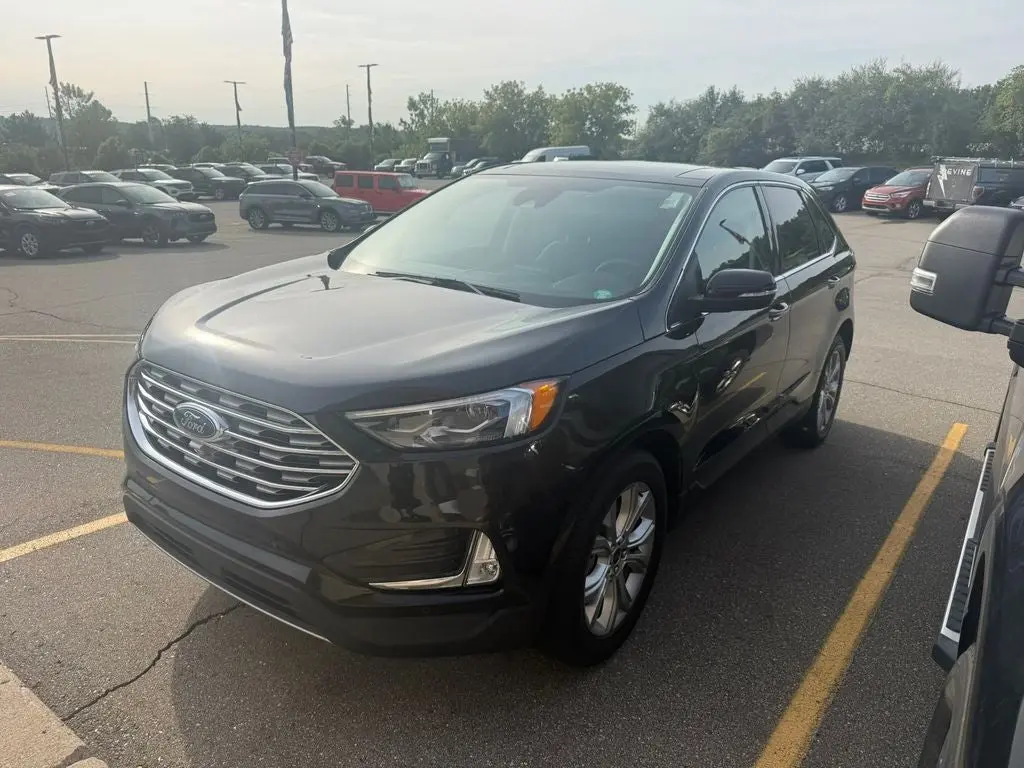2023 Ford Edge Titanium AWD photo 3