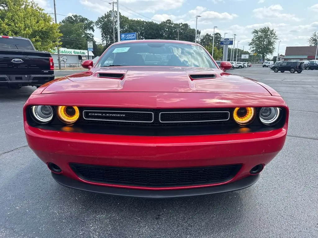 2016 Dodge Challenger SXT photo 3