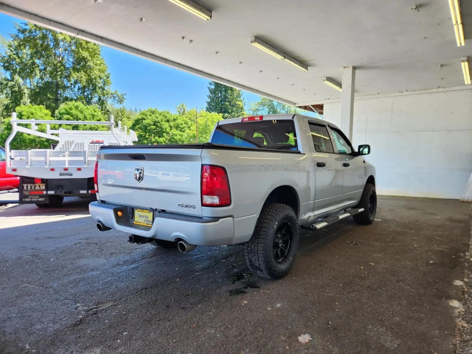2015 RAM 1500 Express 4x4 Crew Cab photo 3