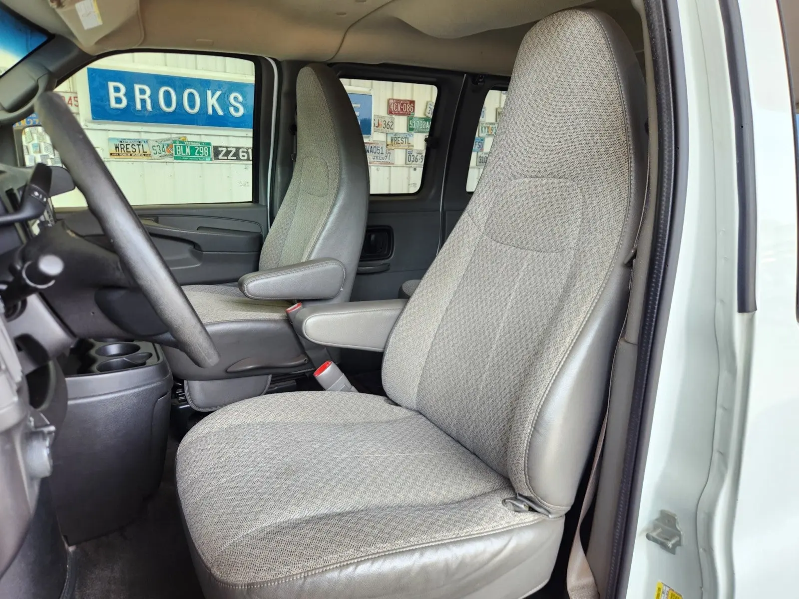 2011 Chevrolet Express 2500 LS photo 4