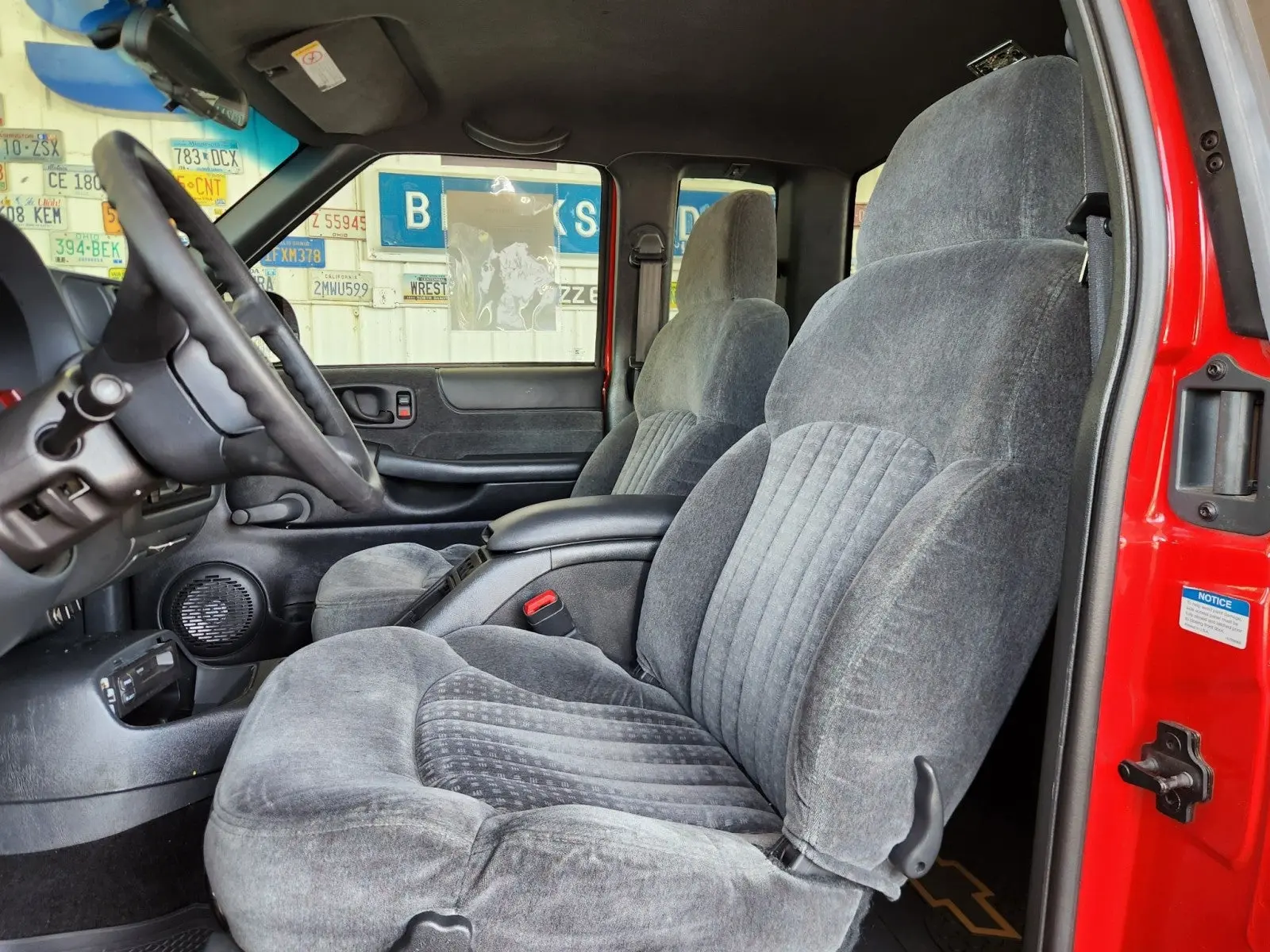 2000 Chevrolet S10 LS Extended Cab photo 4