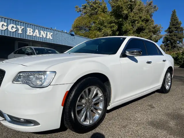 2017 Chrysler 300 C photo 1