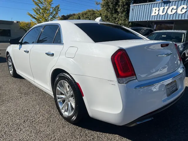 2017 Chrysler 300 C photo 3