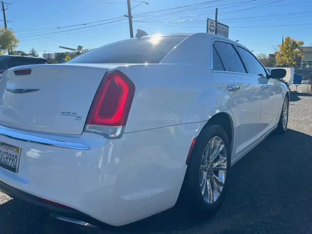 2017 Chrysler 300 C photo 4