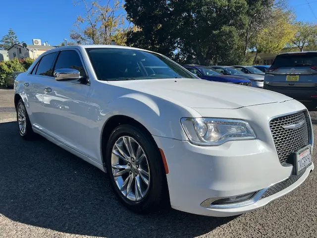 2017 Chrysler 300 C photo 5