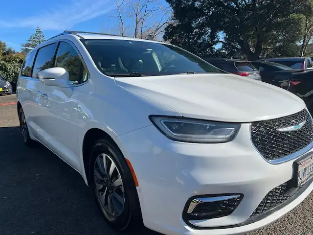 2021 Chrysler Pacifica Hybrid Touring L Hybrid's photo