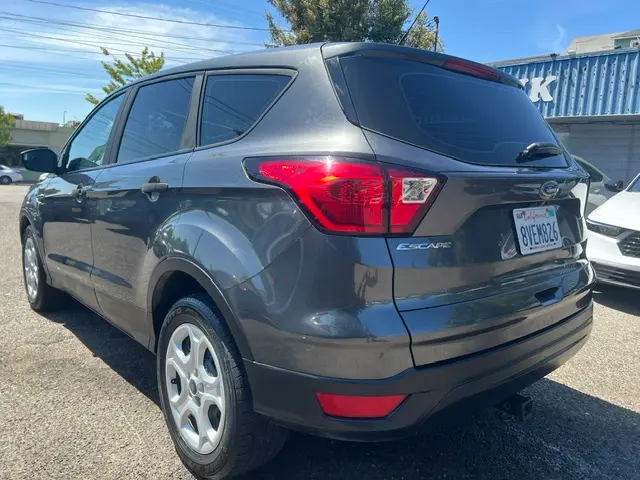 2019 Ford Escape S photo 3