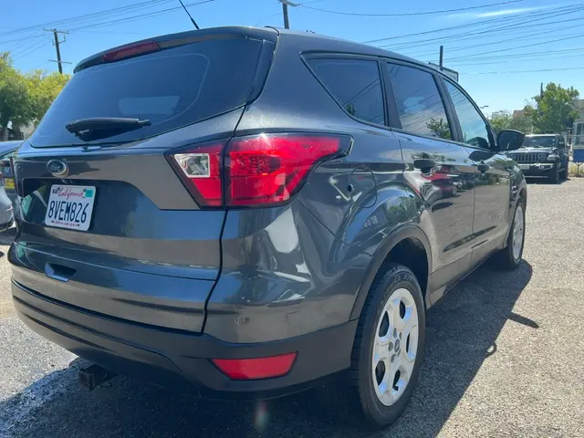 2019 Ford Escape S photo 4
