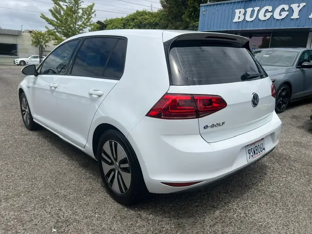 2016 Volkswagen e-Golf SE photo 3