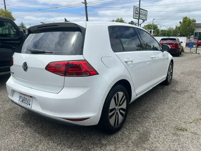 2016 Volkswagen e-Golf SE photo 4