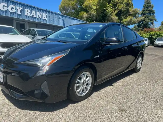 2017 Toyota Prius Two's photo