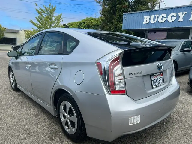 2013 Toyota Prius Three photo 3