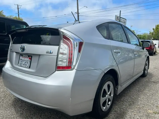 2013 Toyota Prius Three photo 4