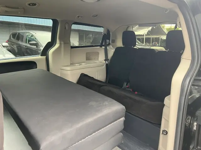 2013 Dodge Grand Caravan SXT photo 3