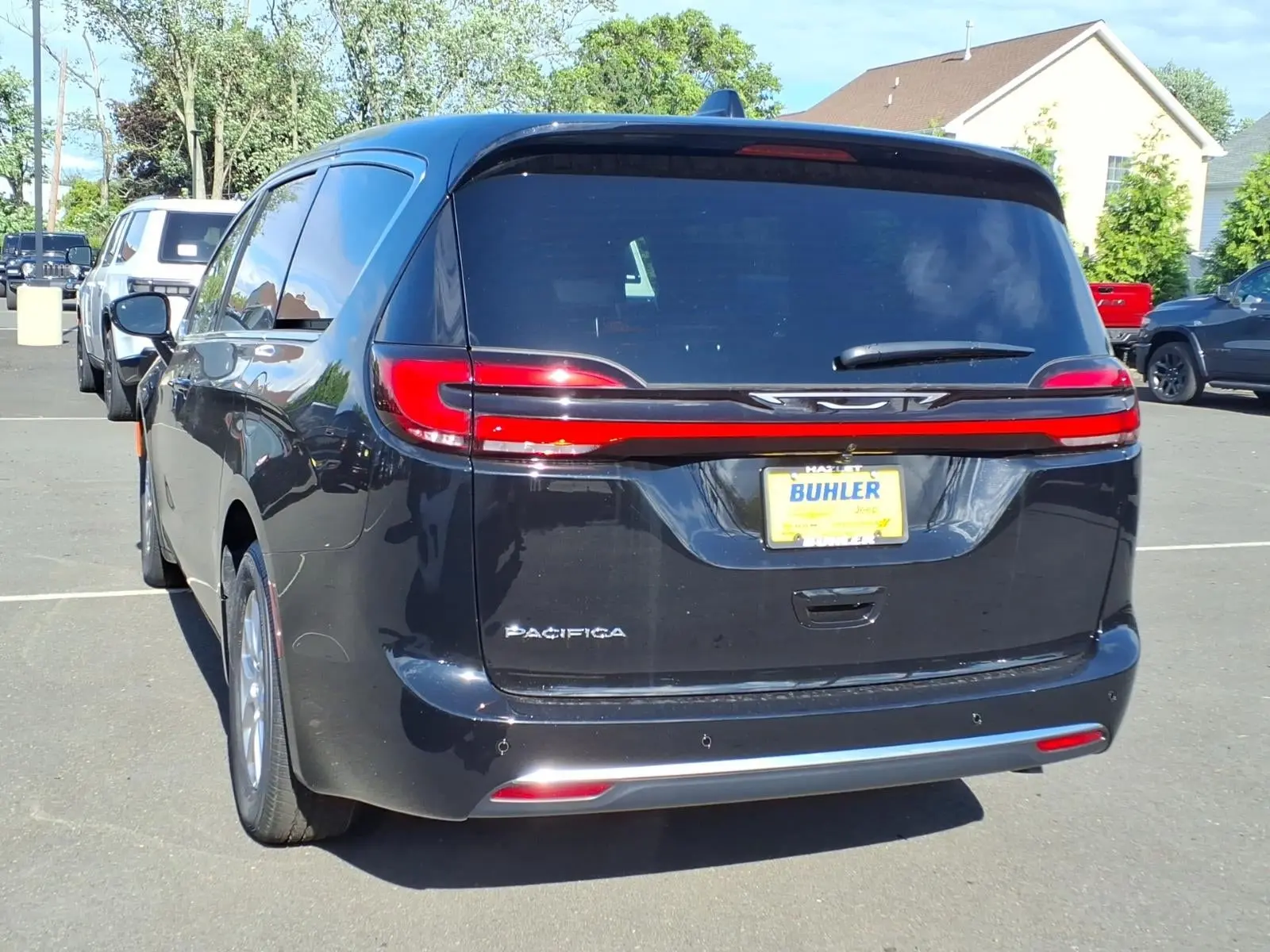 2027 Chrysler Pacifica Select photo 3