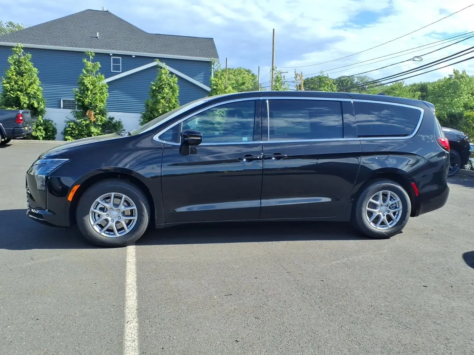 2027 Chrysler Pacifica Select photo 5