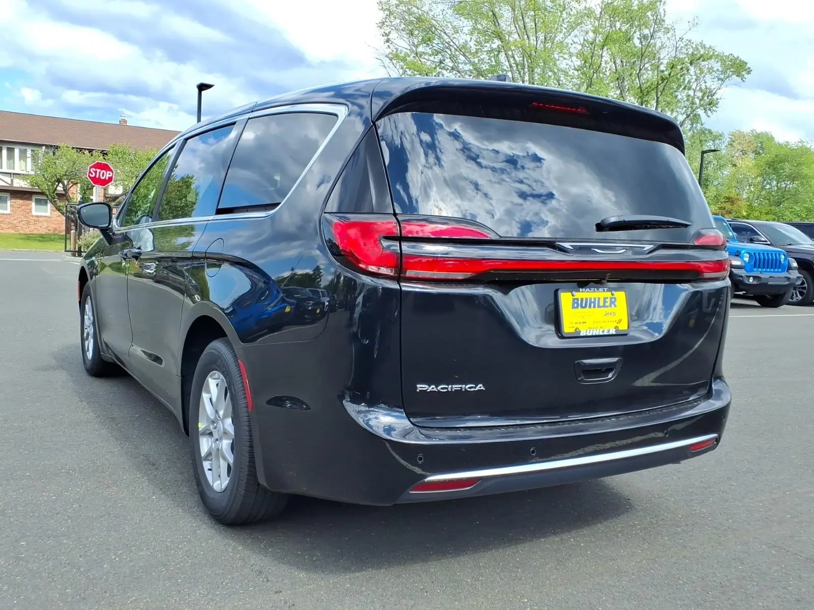 2027 Chrysler Pacifica Select photo 3