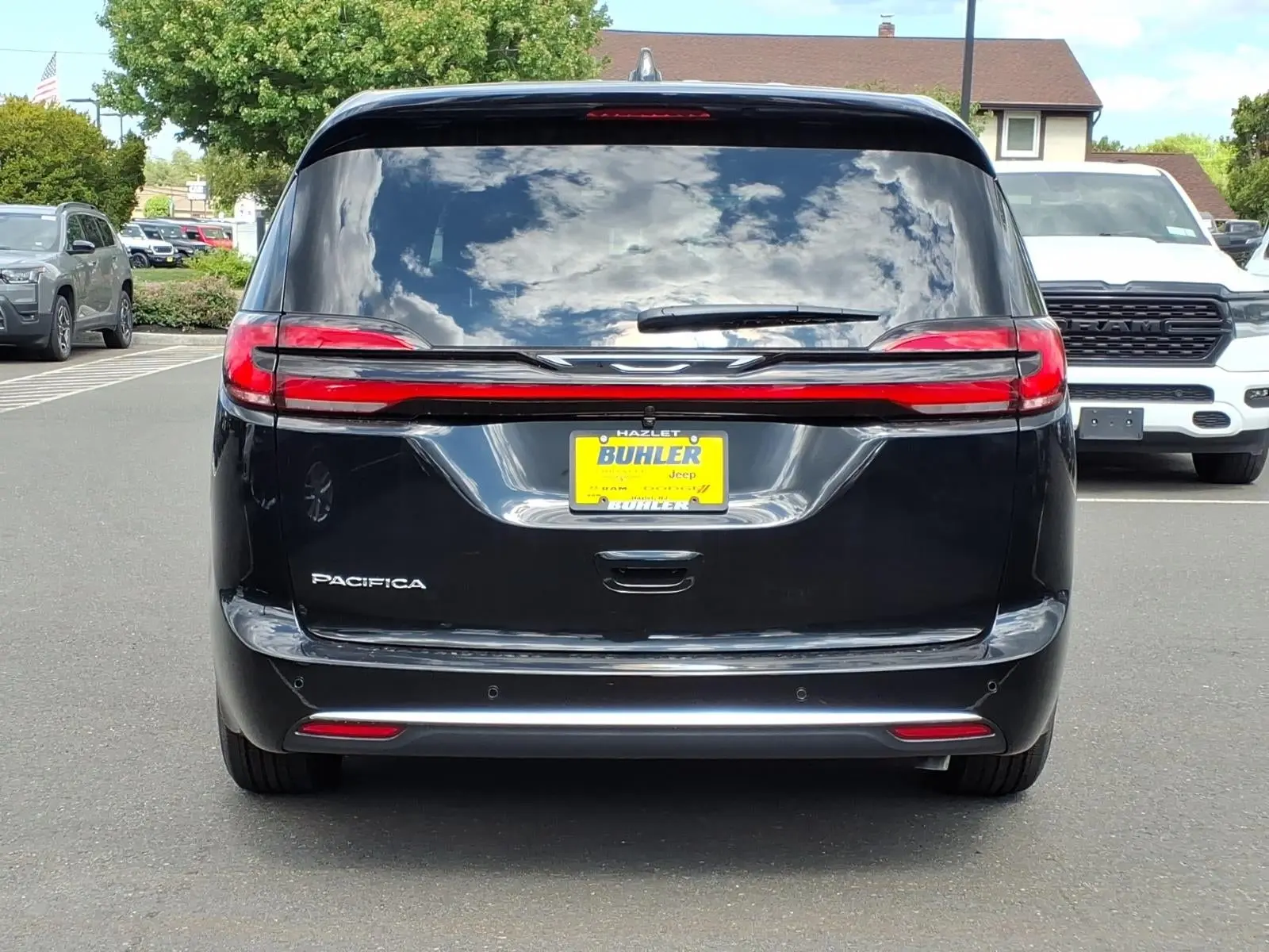 2027 Chrysler Pacifica Select photo 4