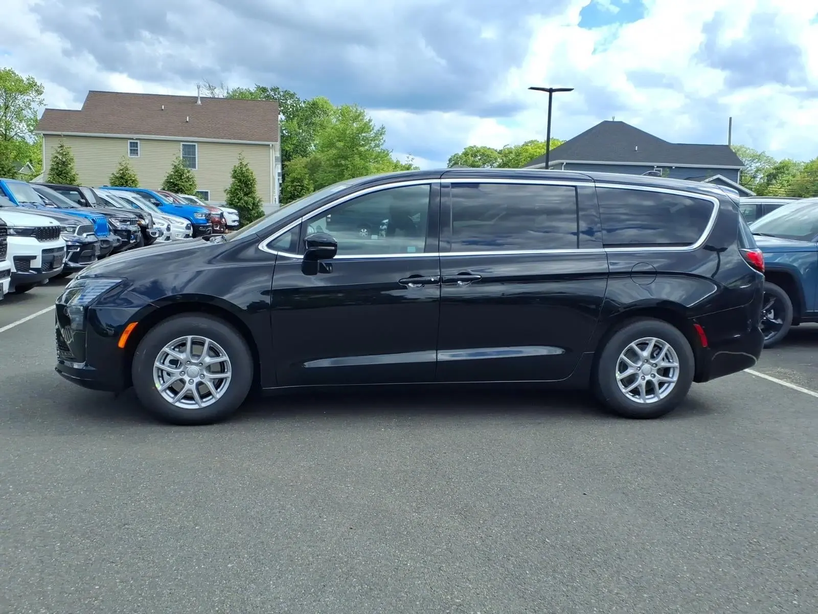 2027 Chrysler Pacifica Select photo 5