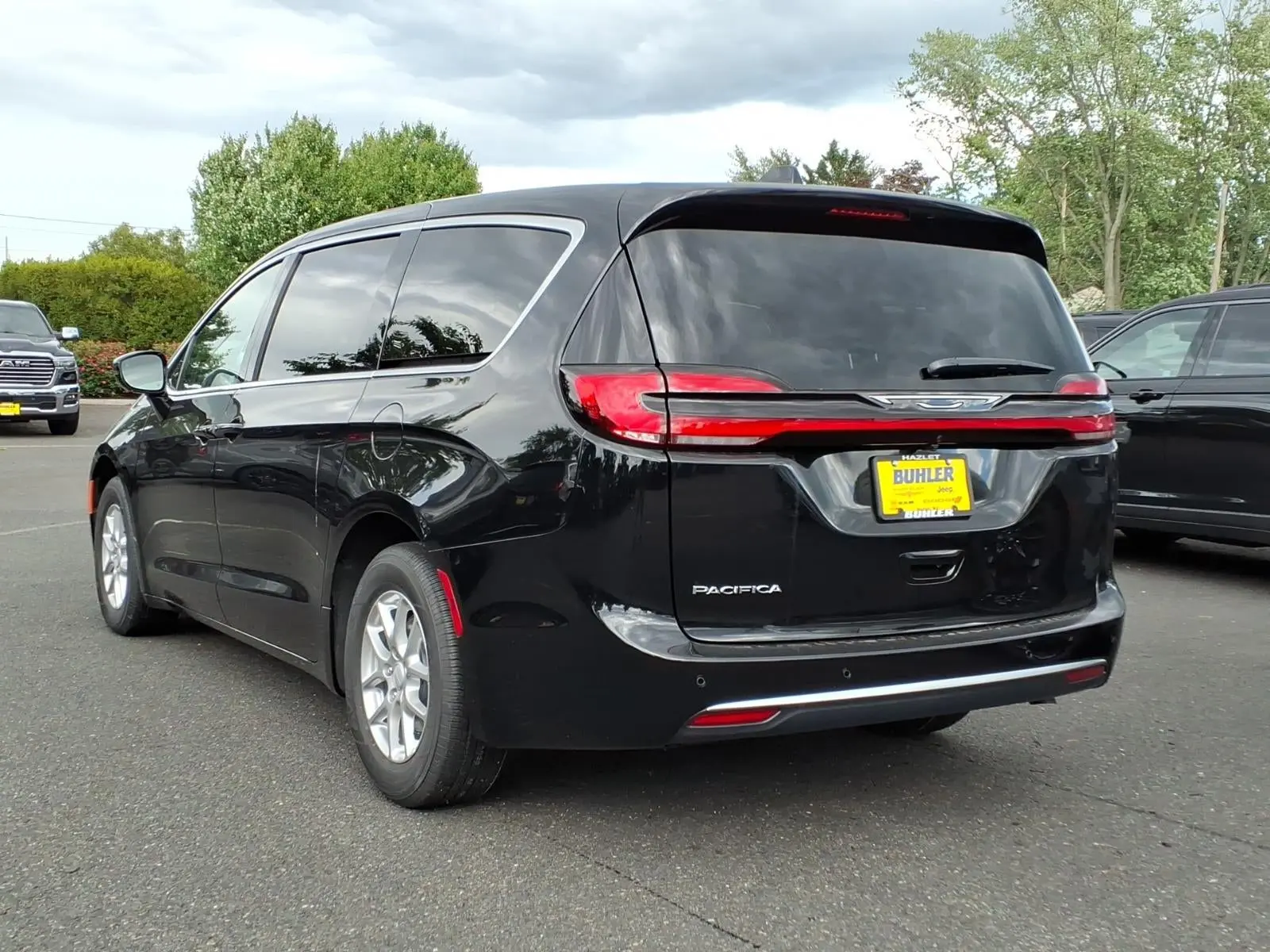 2027 Chrysler Pacifica Select photo 3