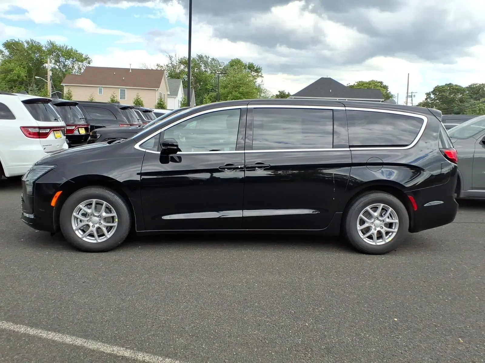 2027 Chrysler Pacifica Select photo 5