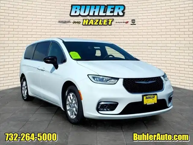 2026 Chrysler Pacifica Select's photo