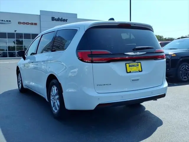2026 Chrysler Pacifica Select photo 4