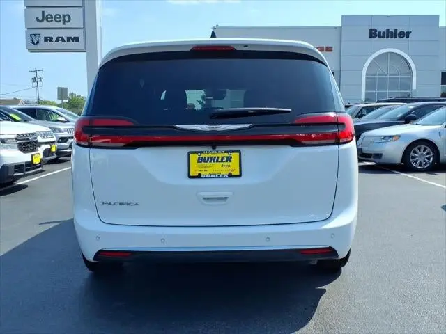 2026 Chrysler Pacifica Select photo 5