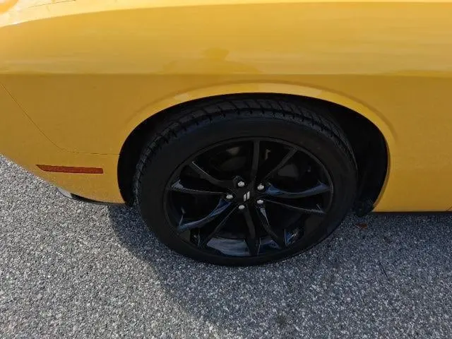2017 Dodge Challenger SXT photo 3