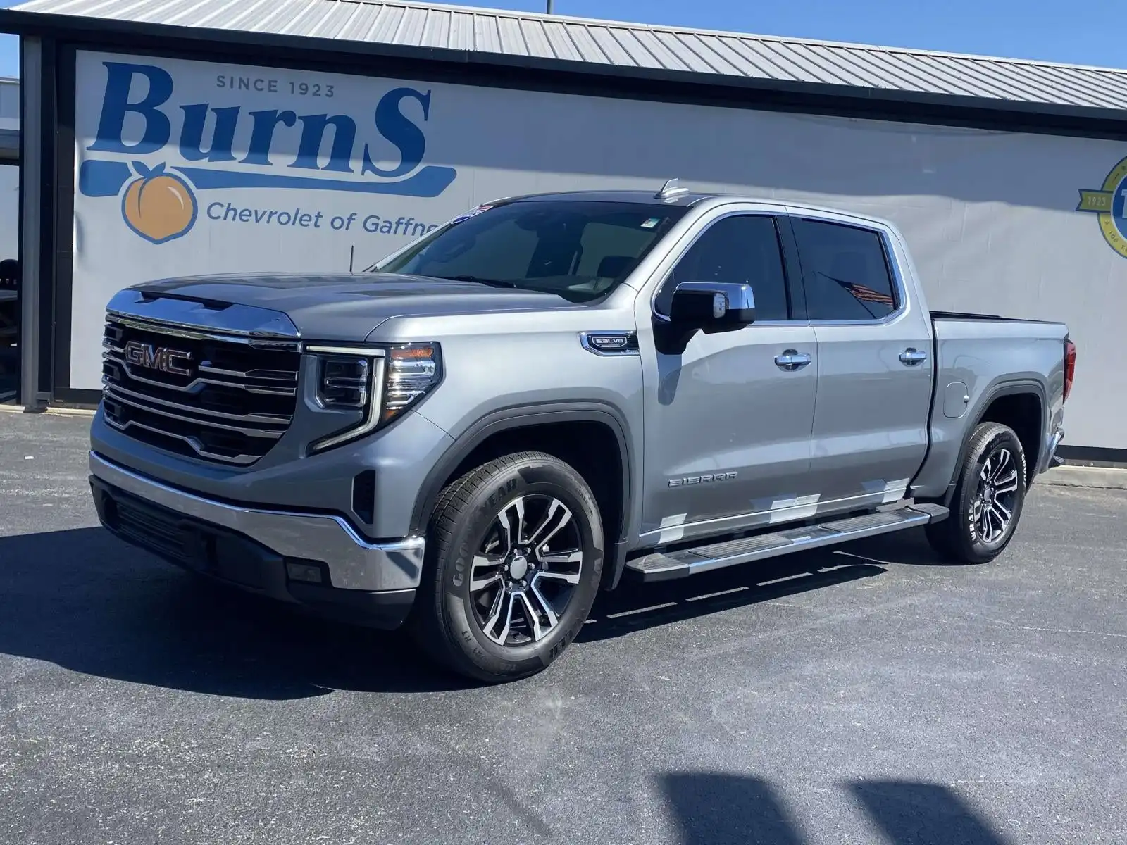2023 GMC Sierra SLT 2WD Crew Cab Short Box's photo