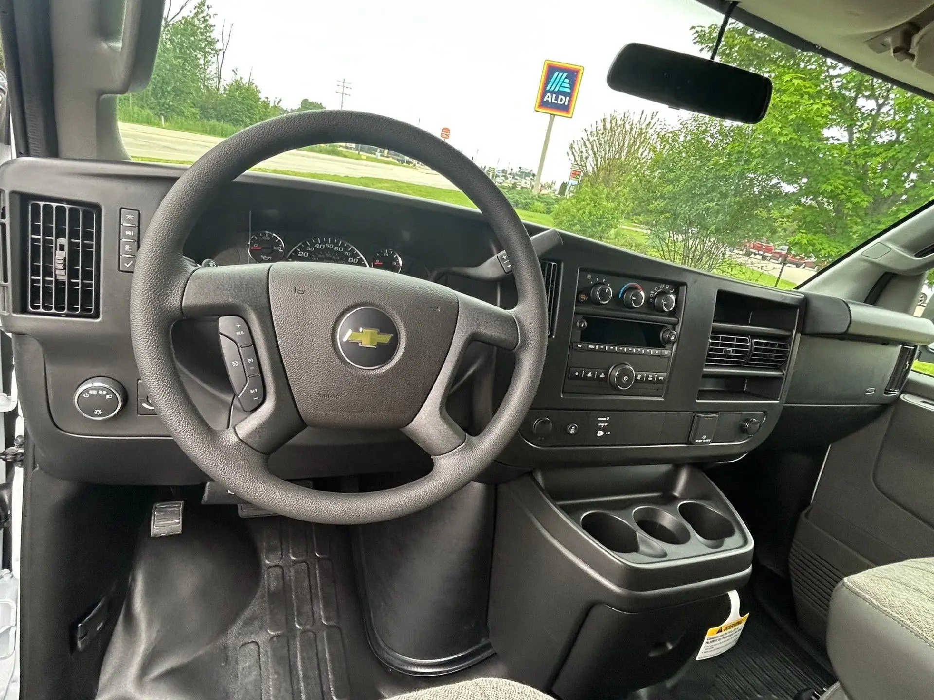 2026 Chevrolet Express Work Van 3500 Extended photo 5