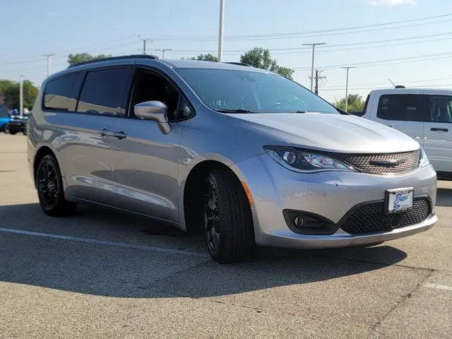 2020 Chrysler Pacifica Touring L Plus photo 3