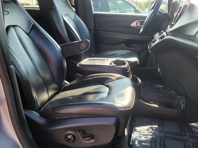 2020 Chrysler Pacifica Touring L Plus photo 4