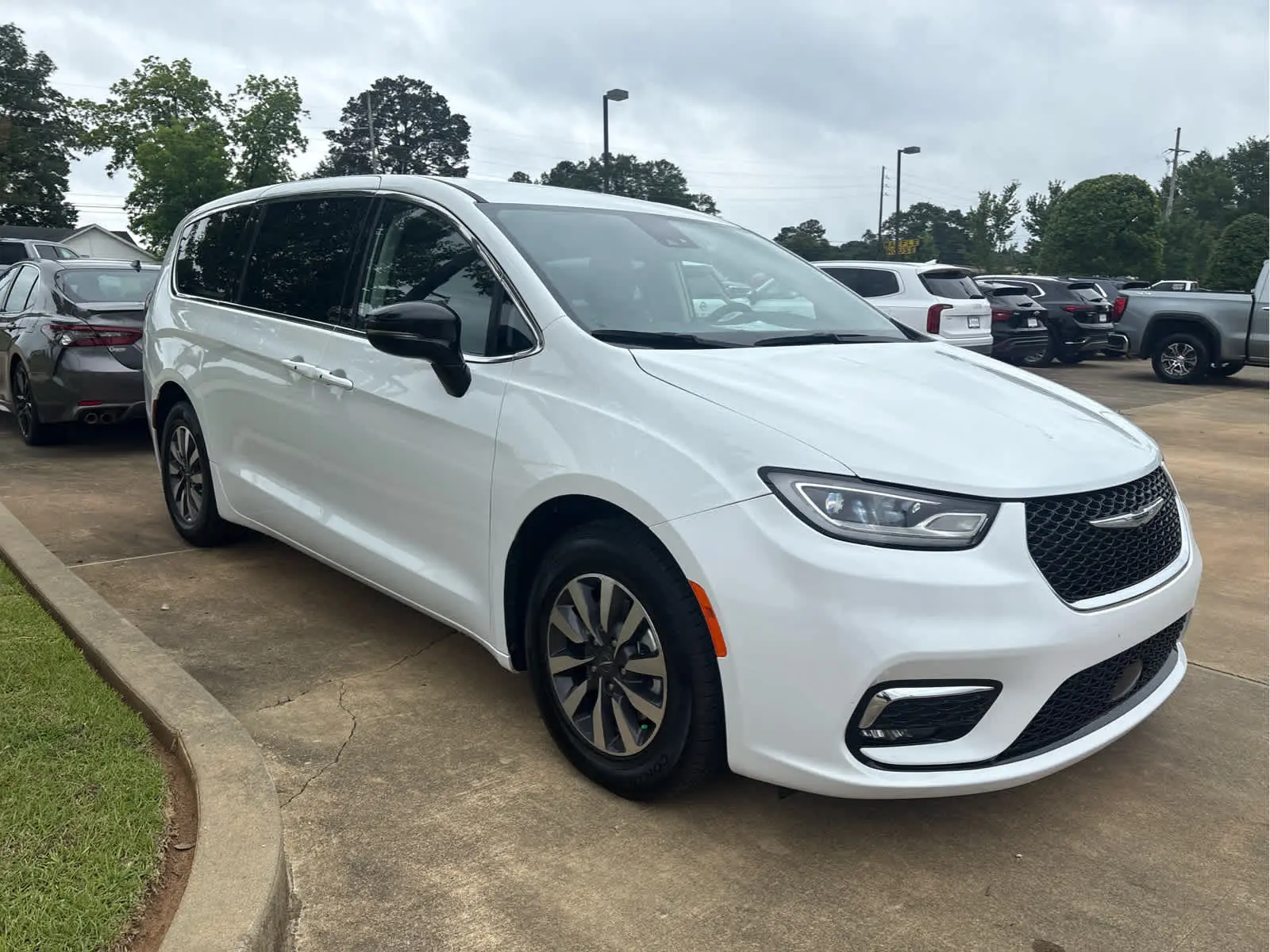 2024 Chrysler Pacifica Hybrid Select PHEV photo 3