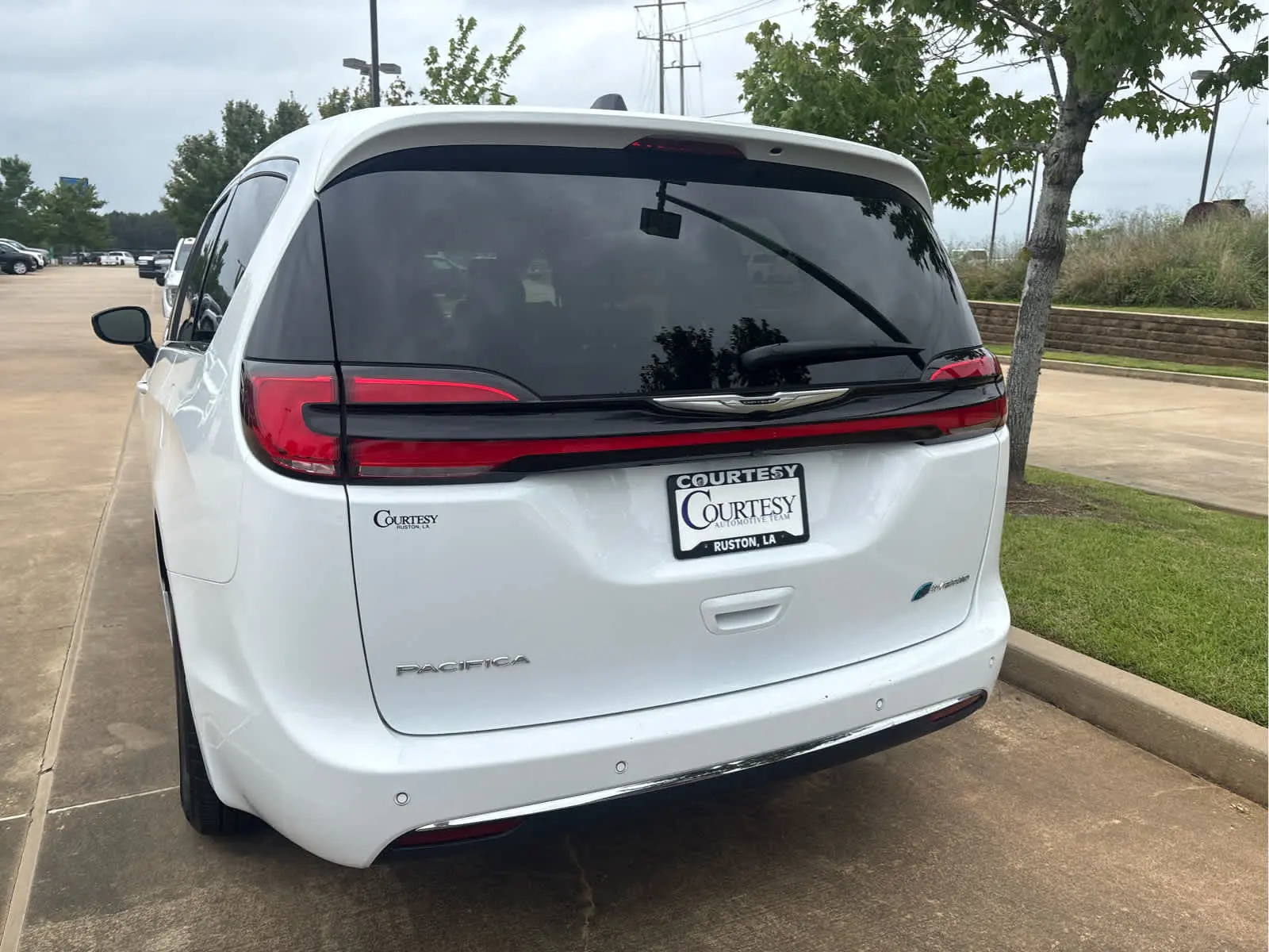 2024 Chrysler Pacifica Hybrid Select PHEV photo 4